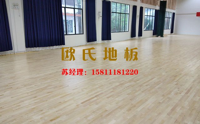 室內（nèi）羽毛球館（guǎn）怎麽選擇（zé）運動木地板？